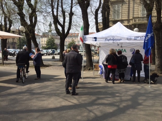 Il gazebo dell'Anap in piazza a Vercelli contro l'Alzheimer