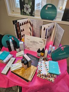 Il "Salone delle bellezza" in ospedale grazie alle allieve del nostro corso di "Benessere in oncologia": acconciatrici ed estetiste offrono manicure, trucco e piega gratuiti