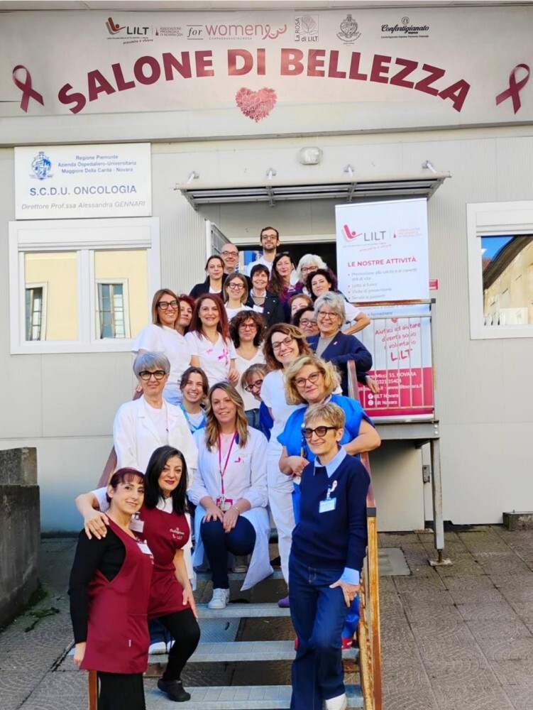 Il "Salone delle bellezza" in ospedale grazie alle allieve del nostro corso di "Benessere in oncologia": acconciatrici ed estetiste offrono manicure, trucco e piega gratuiti