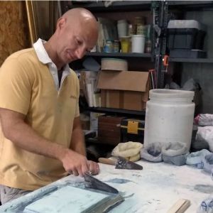 Artista e artigiano del marmo di scagliola: "La mia sfida è dare nuova vita a una tecnica antica che non deve morire"